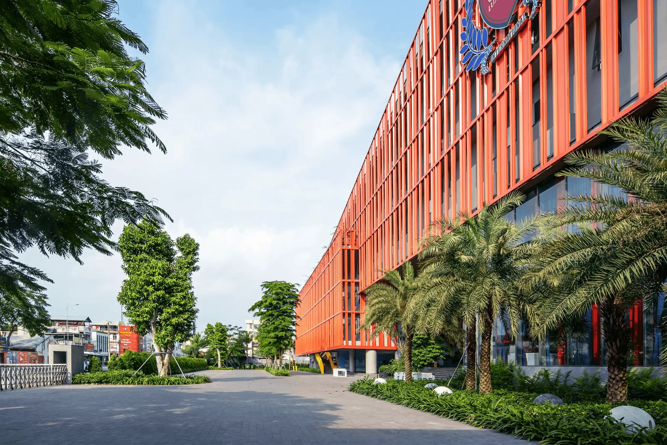 Khuôn viên xanh – hiện đại